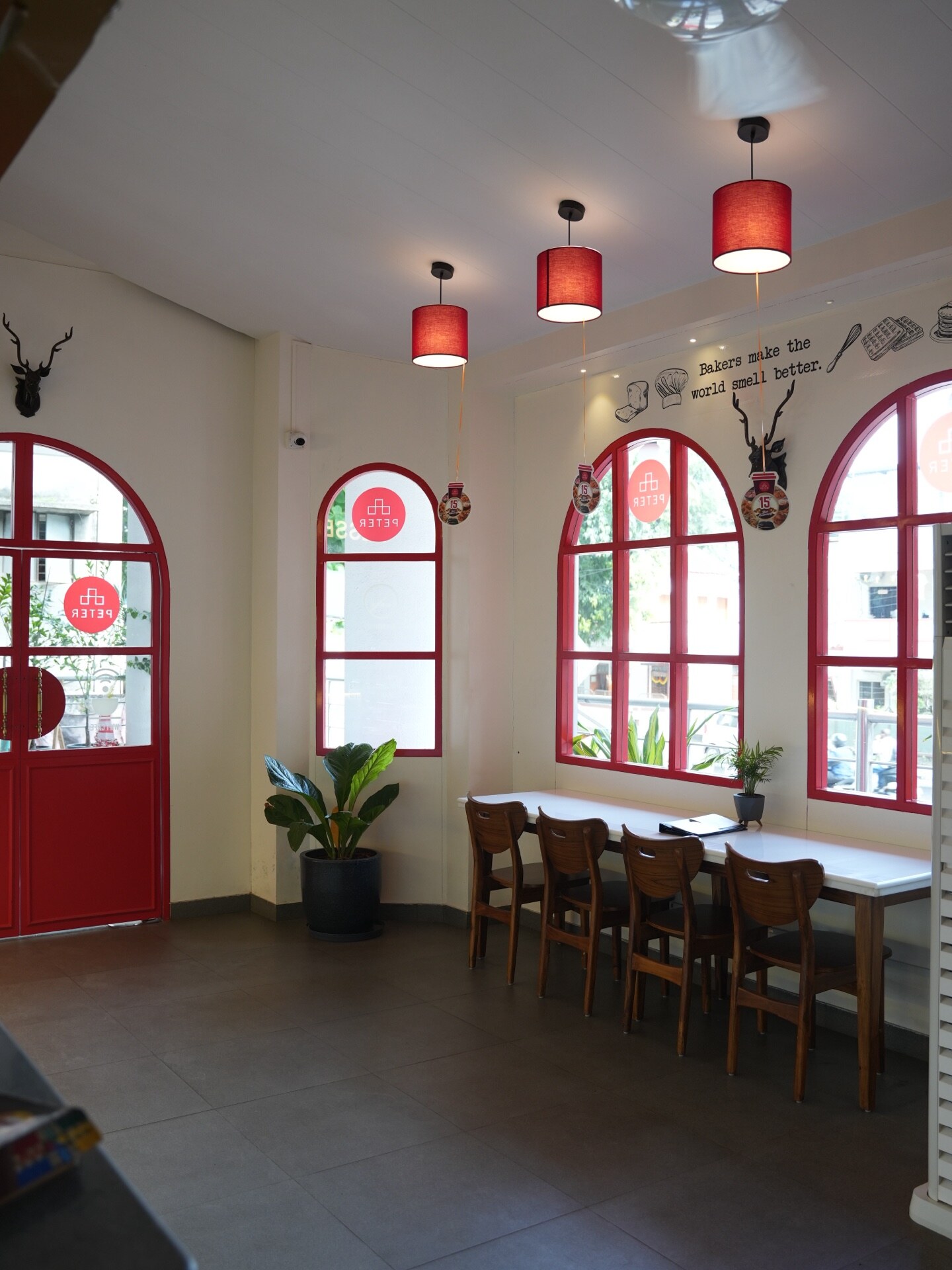 Café Peter, Erandwane